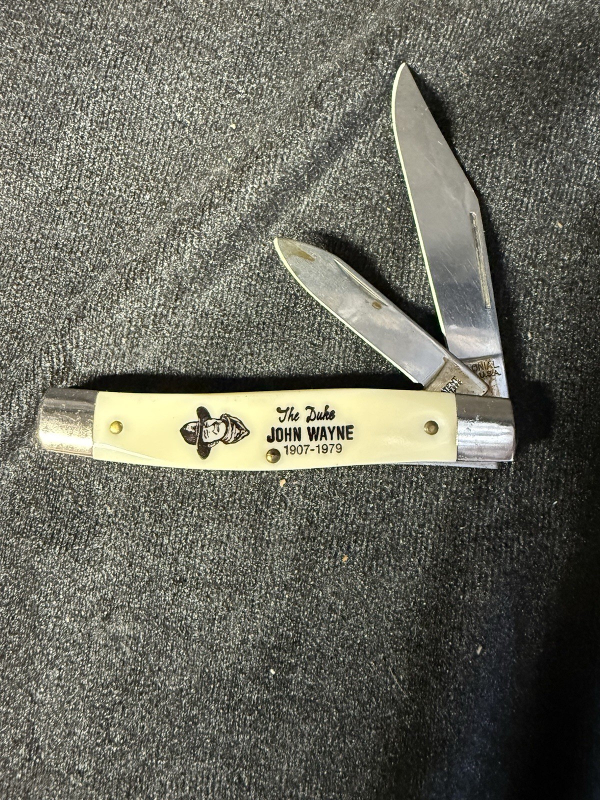 New Vintage Old Stock John Wayne 1907 - 1979 Colonial Prov 2 Blade Pocket Knife
