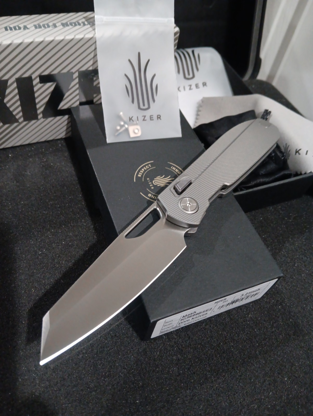 Kizer Mash WMK Exclusive Milled Titanium & Elmax Divo Knives Design #042/200 Kizer Mash WMK Exclusive Milled Titanium & Elmax Divo Knives Design #042/200