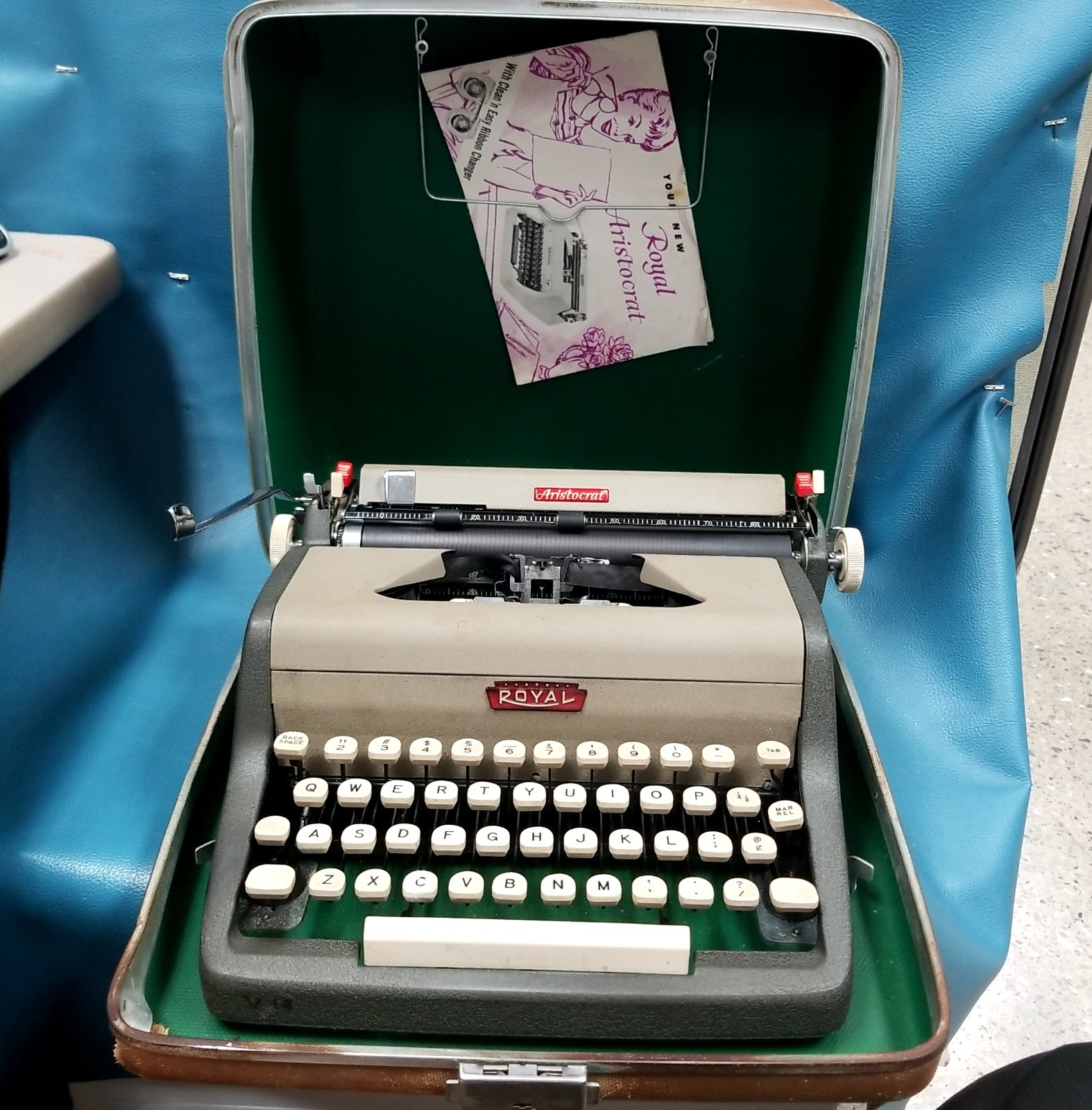 VTG 1956 Royal Aristocrat Portable Manual Typewriter w Hardshell Case VTG 1956 Royal Aristocrat Portable Manual Typewriter w Hardshell Case
