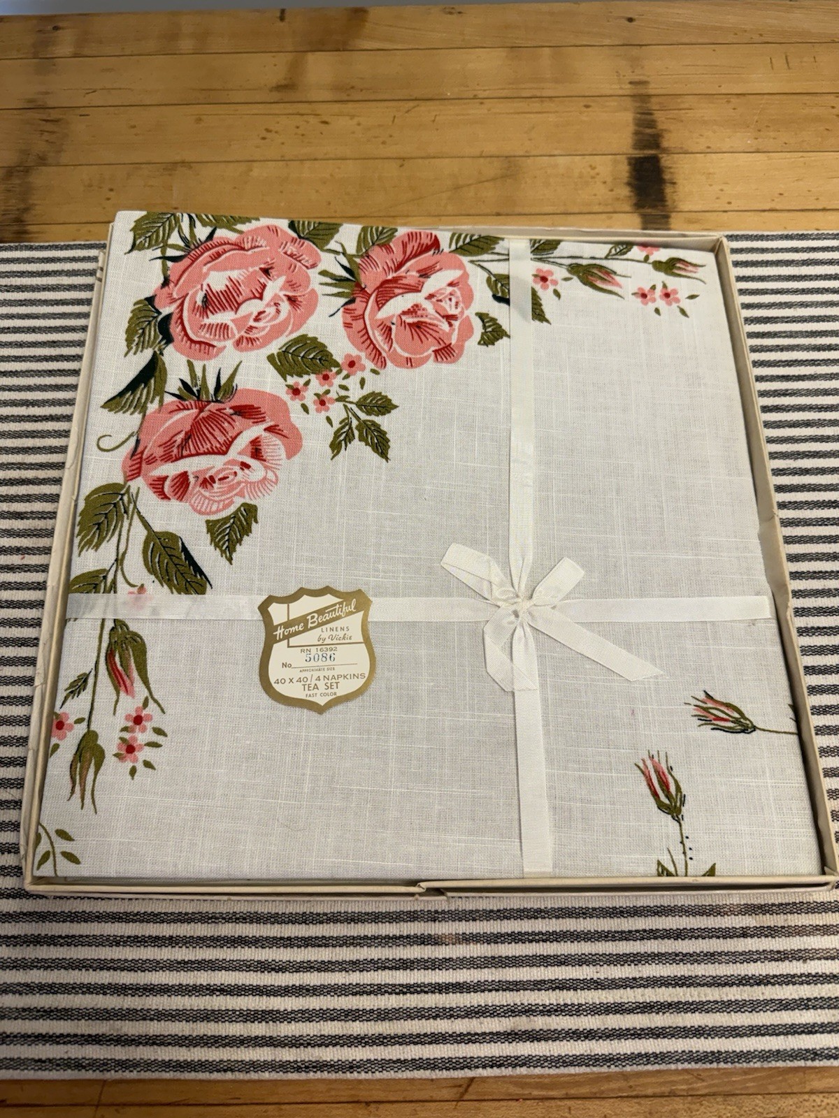 Vintage Home Beautiful by Vickie Tea Set 40x40 Tablecloth 4 Napkins Pink Roses Vintage Home Beautiful by Vickie Tea Set 40x40 Tablecloth 4 Napkins Pink Roses