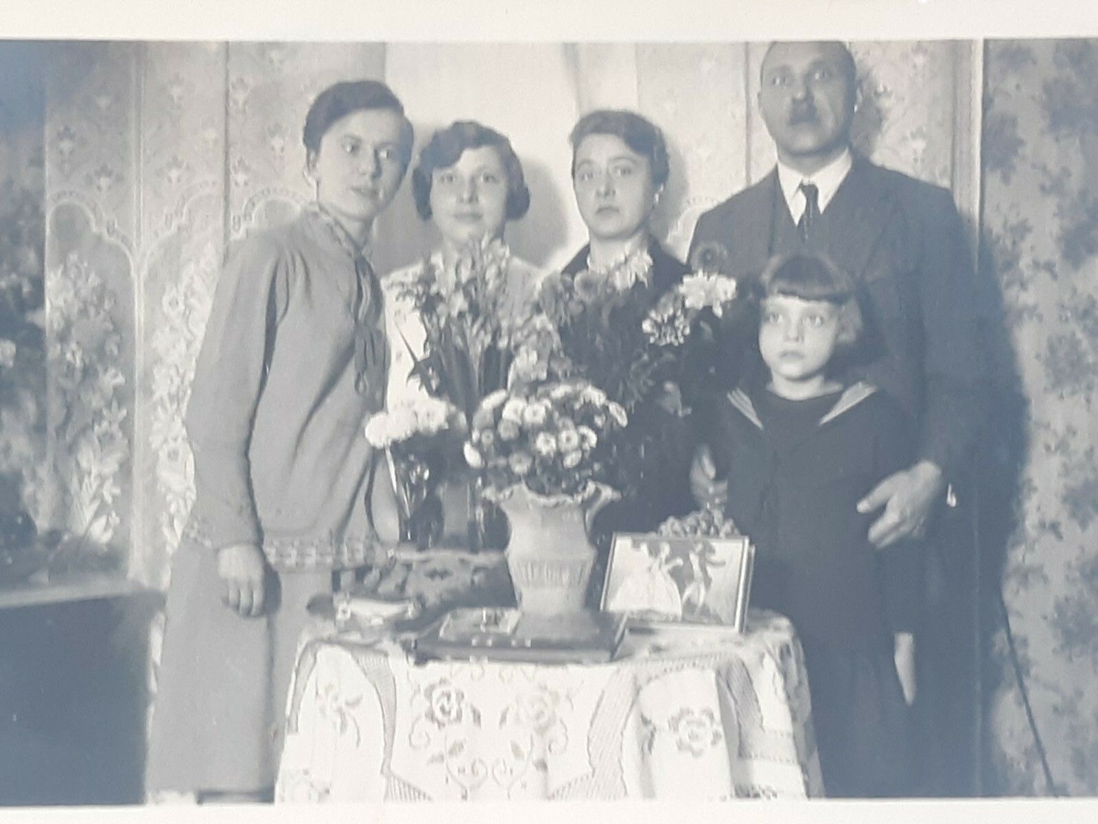 Vtg Funny Expressions Photo Everyone Looking Different Directions Dated 1929 Vtg Funny Expressions Photo Everyone Looking Different Directions Dated 1929