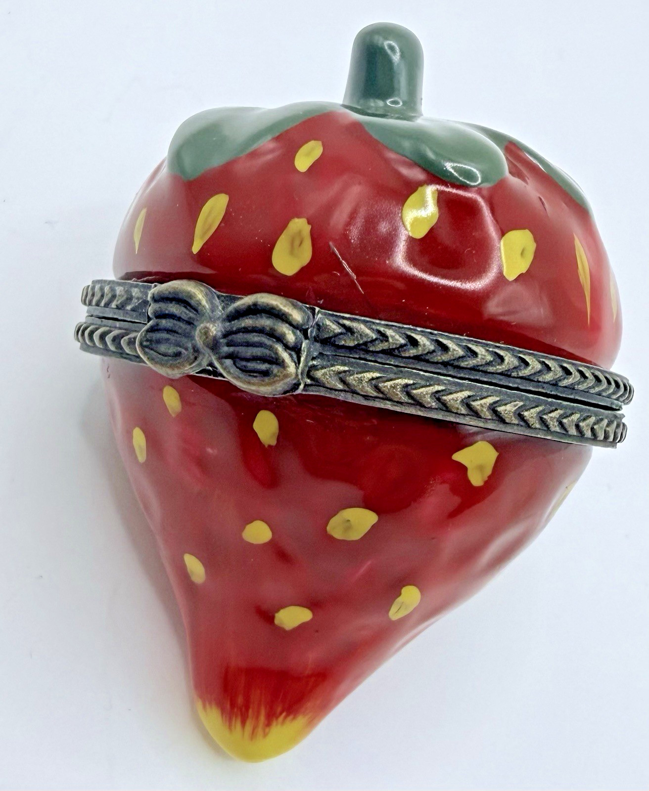 Red Strawberry Fruit Trinket Box Yellow Green Hinged Bow Clasp Kitchen 2” Red Strawberry Fruit Trinket Box Yellow Green Hinged Bow Clasp Kitchen 2”