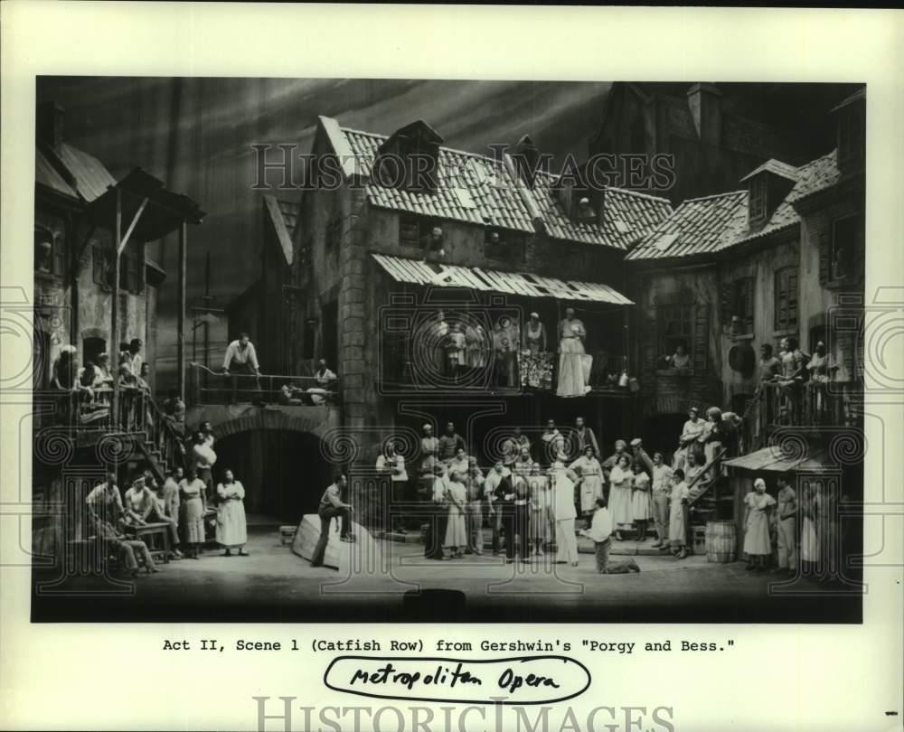 1986 Press Photo "Porgy and Bess" (Catfish Row) scene at Metropolitan Opera 1986 Press Photo "Porgy and Bess" (Catfish Row) scene at Metropolitan Opera