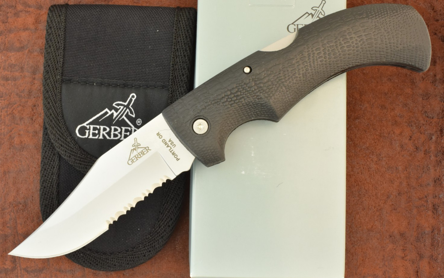 VINTAGE GERBER PORTLAND USA 06079 GATOR STUD RUBBER HUGE LOCKBACK KNIFE NOS 650 VINTAGE GERBER PORTLAND USA 06079 GATOR STUD RUBBER HUGE LOCKBACK KNIFE NOS 650