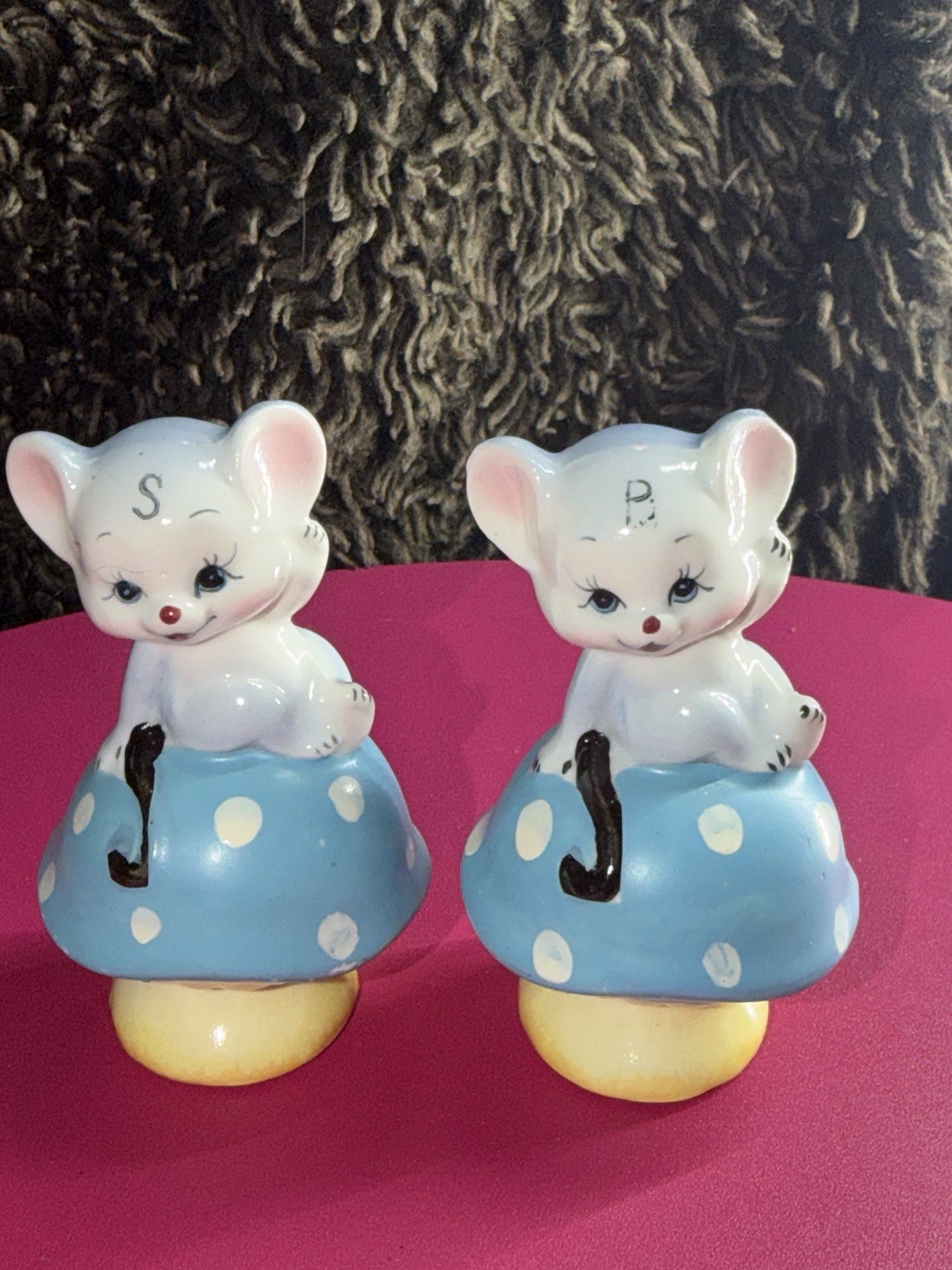 RARE VTG Anthropomorphic Mice Mouse Mushroom Salt & Pepper Shakers MISPRINT RARE VTG Anthropomorphic Mice Mouse Mushroom Salt & Pepper Shakers MISPRINT