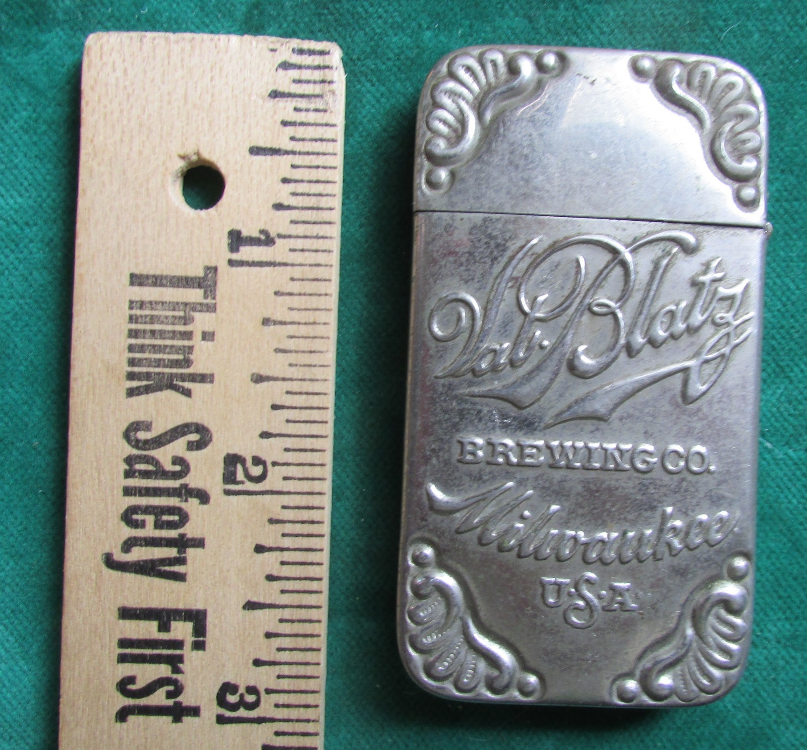 vintage Val BLATZ BREWING Co Milwaukee USA Pocket Match Safe Case WISCONSIN vintage Val BLATZ BREWING Co Milwaukee USA Pocket Match Safe Case WISCONSIN