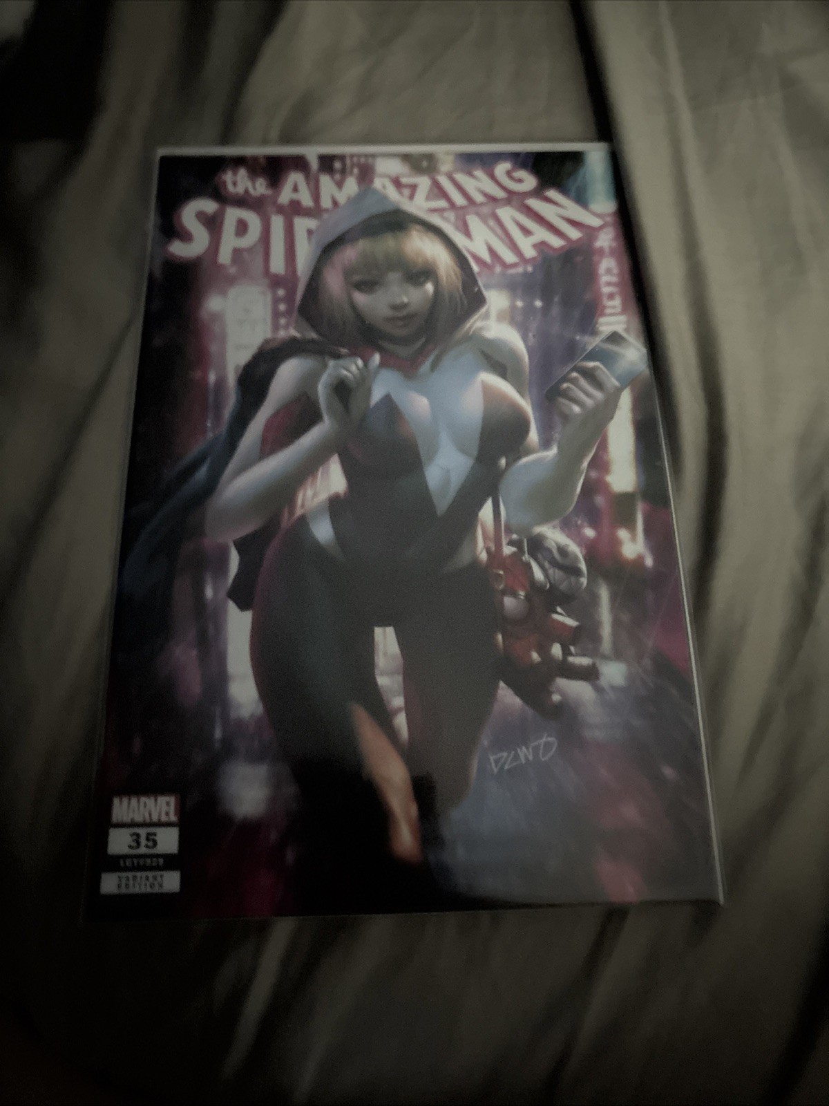 Marvel Comics The Amazing Spider-Man #35 Spider-Gwen Variant Cover Marvel Comics The Amazing Spider-Man #35 Spider-Gwen Variant Cover