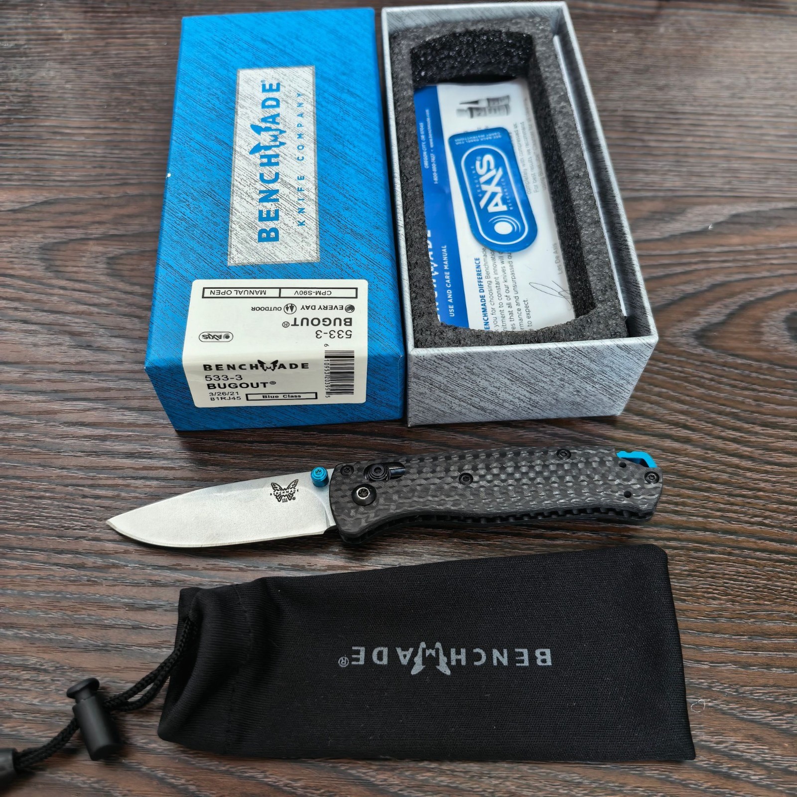 Benchmade Mini Bugout 533-3 CPM-S90V Black Carbon Fiber Blue AXIS Pocket Knife Benchmade Mini Bugout 533-3 CPM-S90V Black Carbon Fiber Blue AXIS Pocket Knife