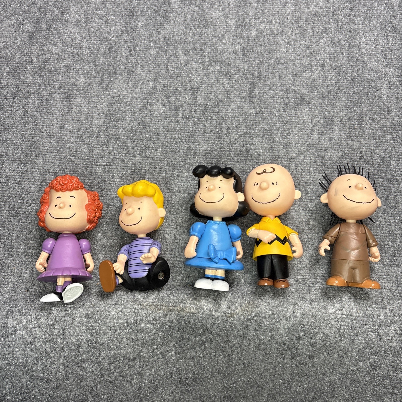 Rare Peanuts Christmas 5.5" Plastic Figures 2004 Set Posable Pig Pen Frieda Lucy Rare Peanuts Christmas 5.5" Plastic Figures 2004 Set Posable Pig Pen Frieda Lucy