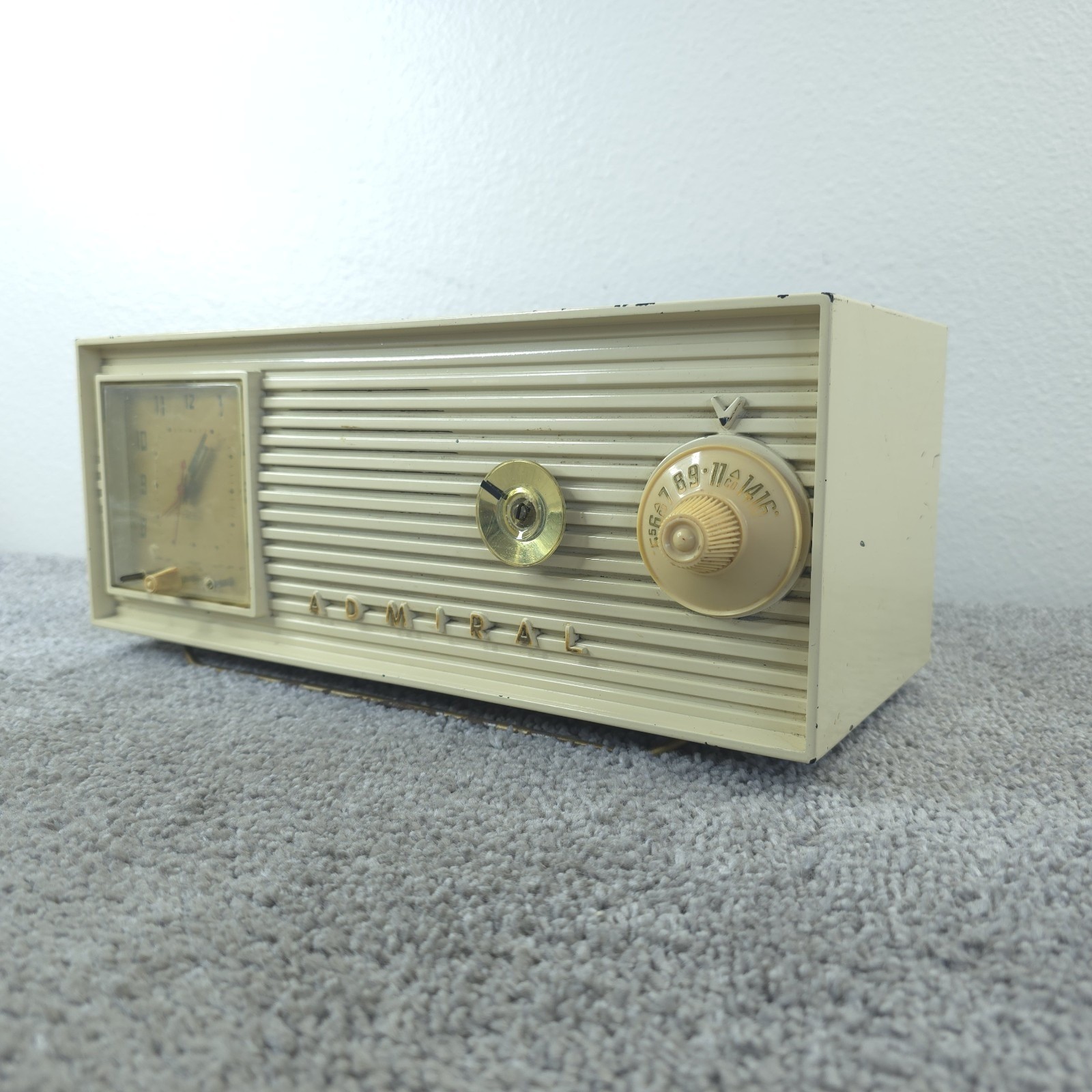 Vintage Admiral Model 5B43 Tube Radio Clock Telechron Cream White NOT Working Vintage Admiral Model 5B43 Tube Radio Clock Telechron Cream White NOT Working