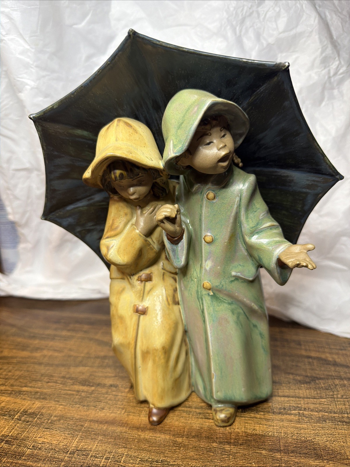 Vtg Lladro Figurine ~ Under the Rain #2077 ~ Gres Finish ~ Perfect Condition Vtg Lladro Figurine ~ Under the Rain #2077 ~ Gres Finish ~ Perfect Condition