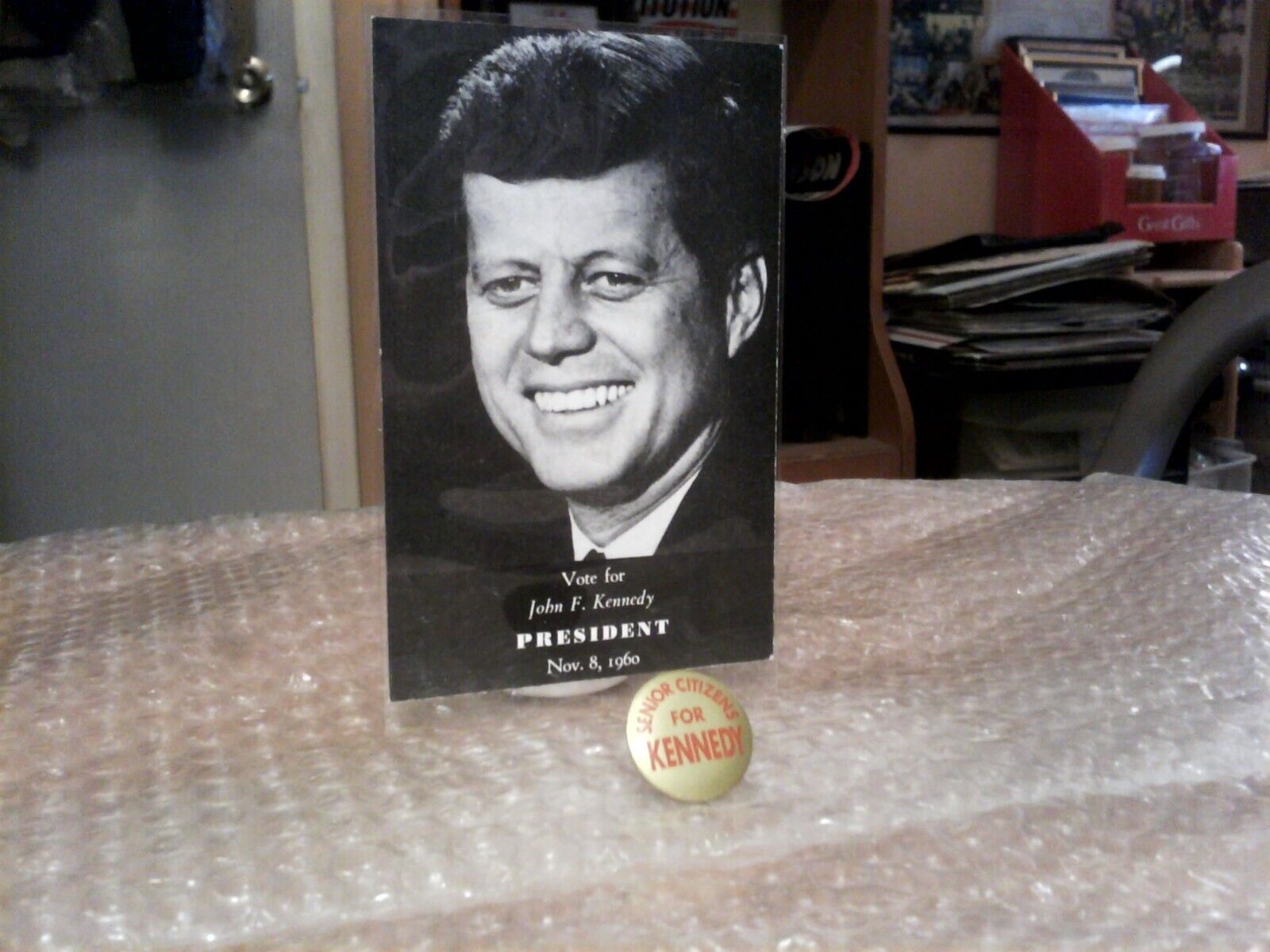 VOTE FOR JOHN F. KENNEDY RARE HISTORICAL POSTCARD AND PINBACK - 1960 BEAUTIFUL