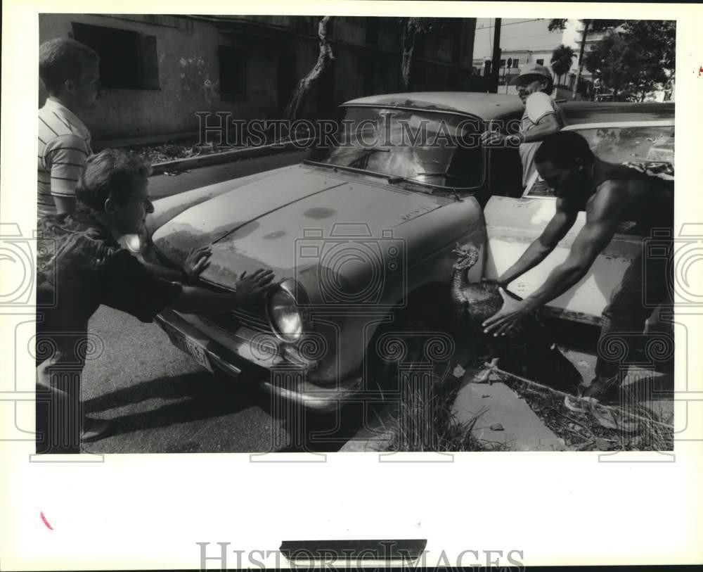 1993 Press Photo Men pushing a stalled car in Cuba - not05708 1993 Press Photo Men pushing a stalled car in Cuba - not05708