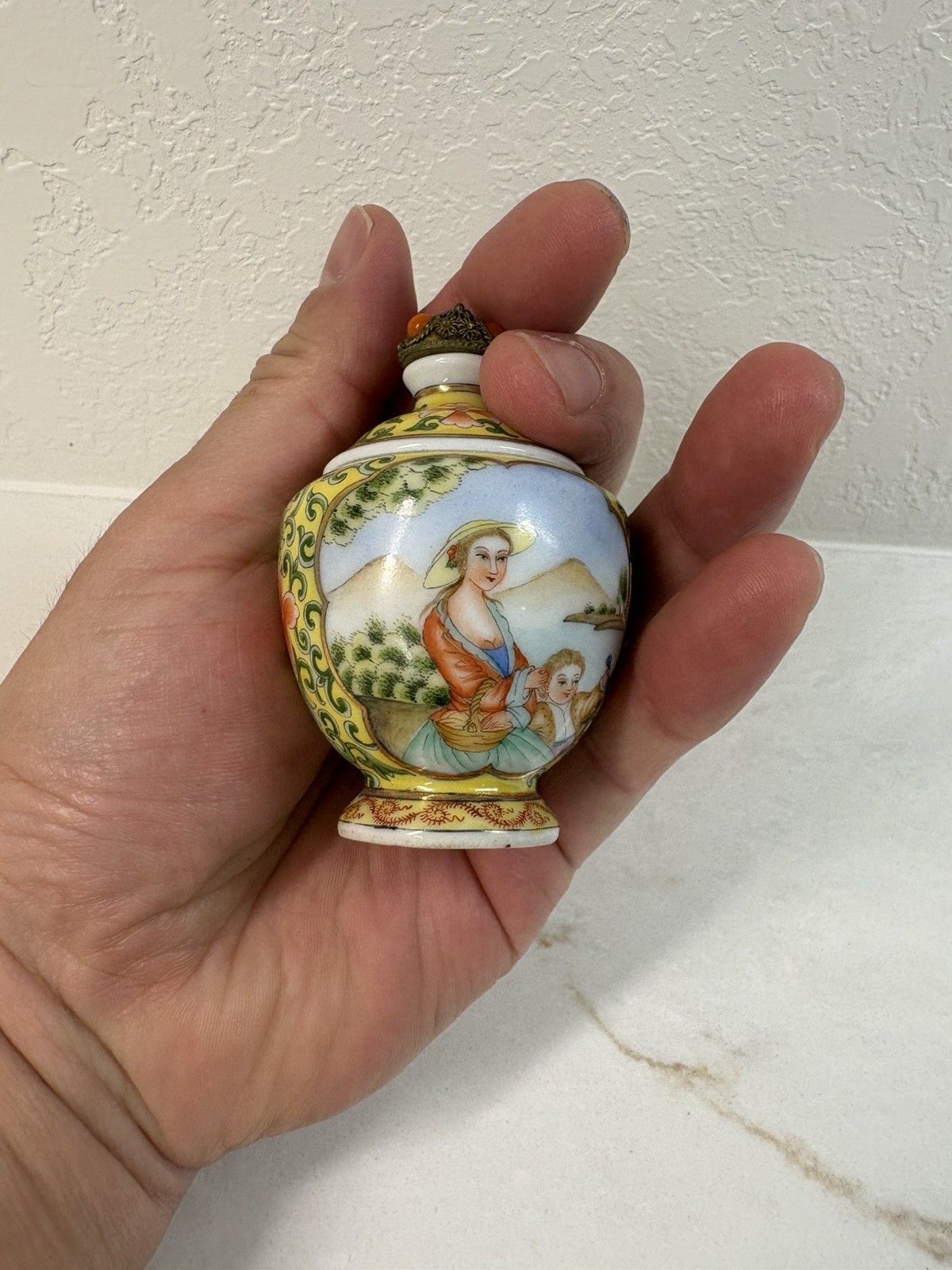 Chinese Porcelain Revolving Snuff Bottle, Qianlong Mark, 粉彩乾隆年制款黃地西洋人物開窗轉心鼻煙壺