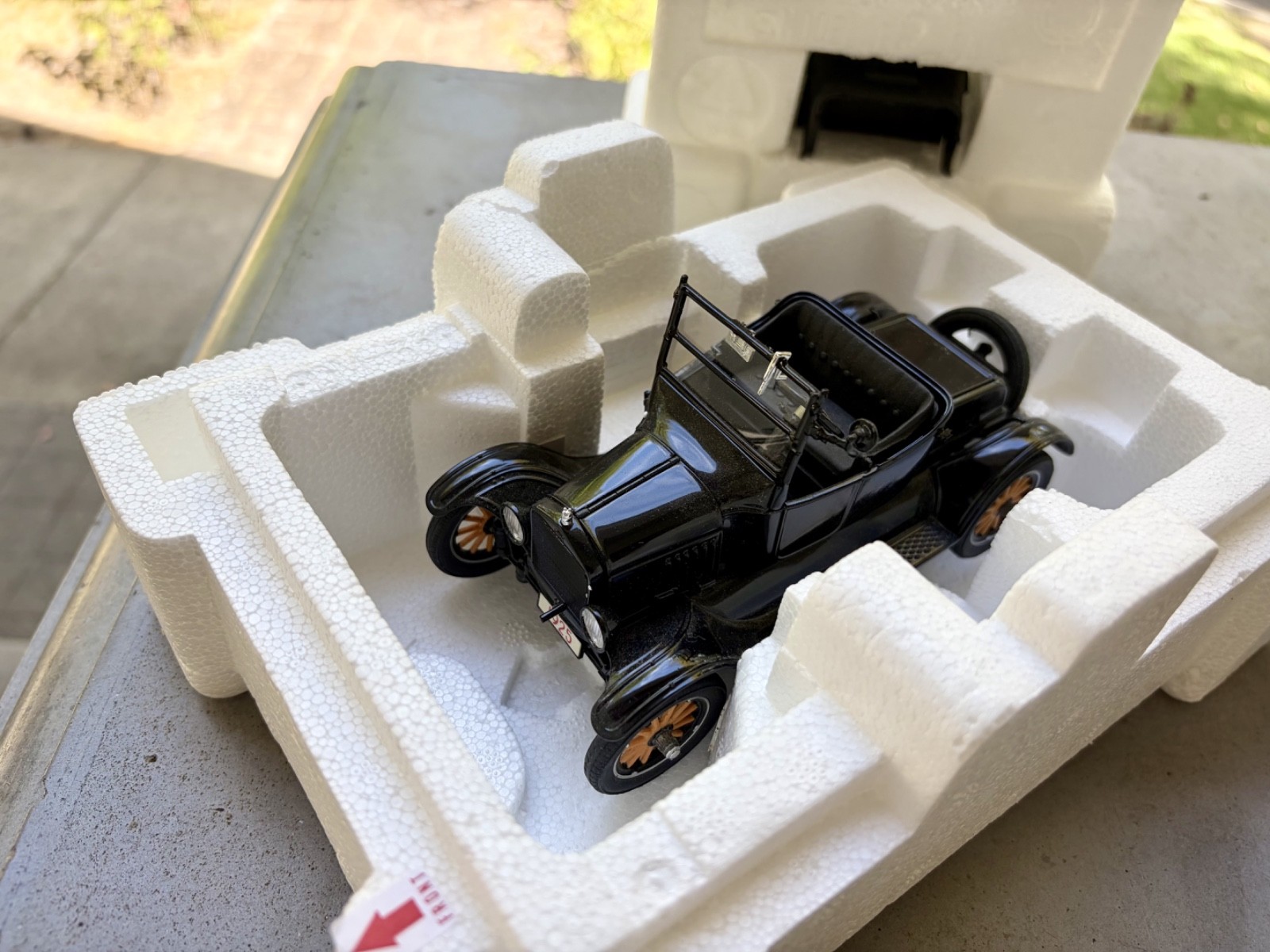 Danbury Mint 1:24 1925 Ford Model T Runabout Black Diecast Car w/ Box Danbury Mint 1:24 1925 Ford Model T Runabout Black Diecast Car w/ Box