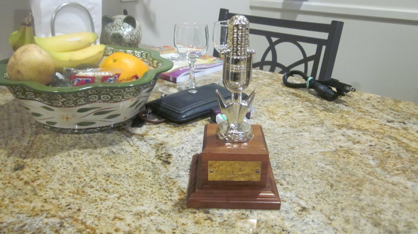 HOWARD STERN "PRIVATE PARTS" GOLDEN MICROPHONE AWARD 1997 (VERY RARE) HOWARD STERN "PRIVATE PARTS" GOLDEN MICROPHONE AWARD 1997 (VERY RARE)