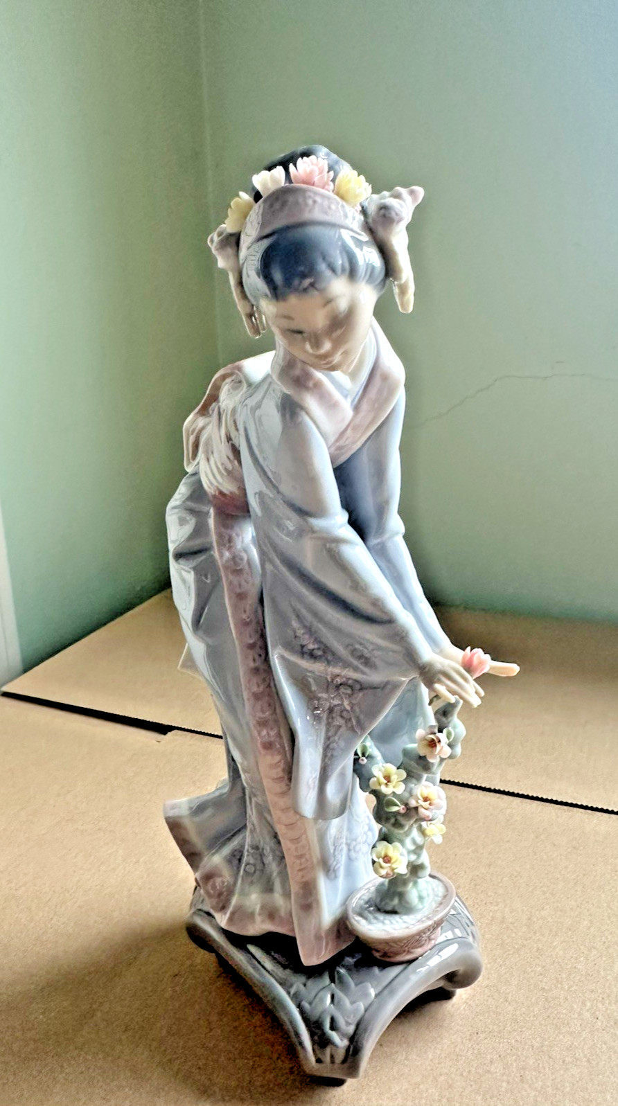 Lladro # 1449 "Mayumi" Japanese Geisha With Flowers 9 3/4” High, New, No box Lladro # 1449 "Mayumi" Japanese Geisha With Flowers 9 3/4” High, New, No box