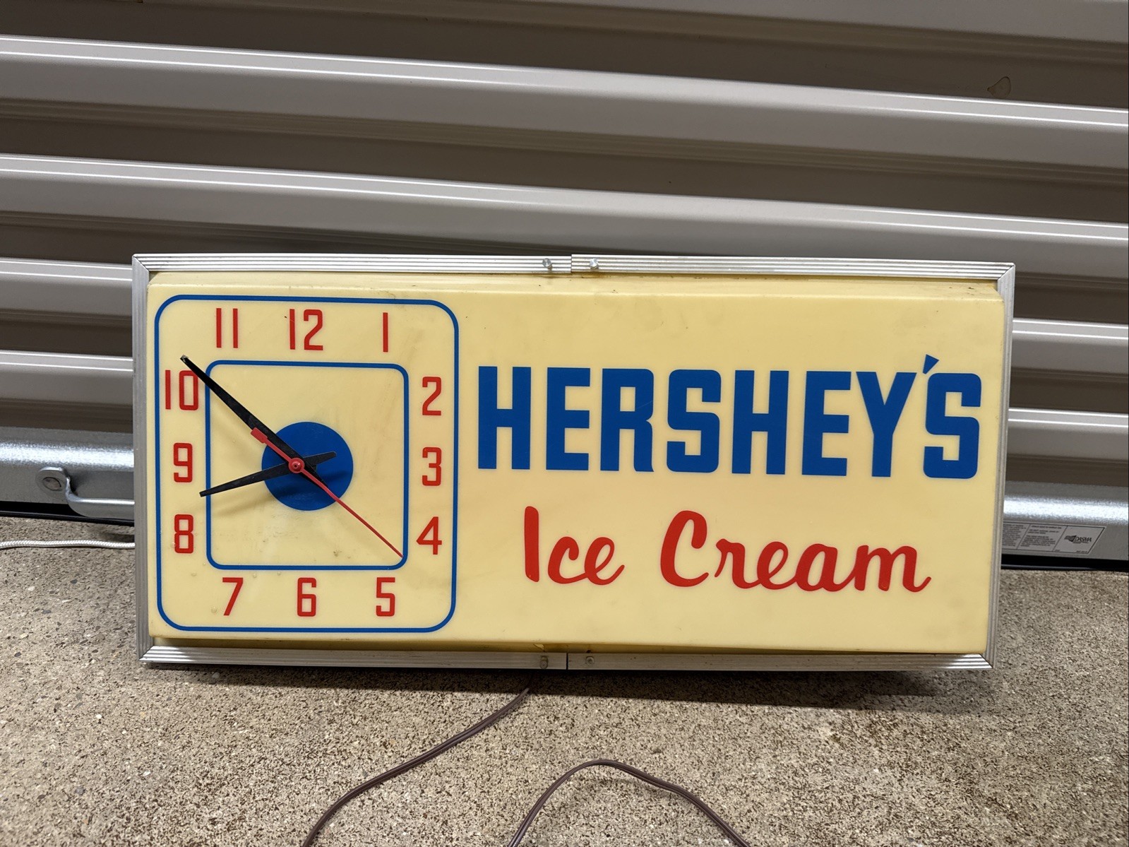 RARE 1960’s HERSHEY’S ICE CREAM DEALER SHOWROOM GARAGE ILLUMINATED SIGN CLOCK RARE 1960’s HERSHEY’S ICE CREAM DEALER SHOWROOM GARAGE ILLUMINATED SIGN CLOCK