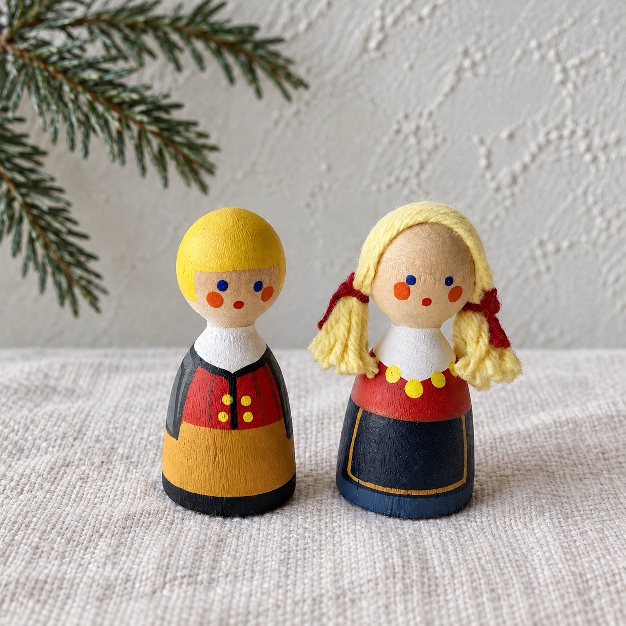 Vintage Swedish Folk Art Wood Peg Dolls Set Of 2 Boy Girl Värend Figurines Vintage Swedish Folk Art Wood Peg Dolls Set Of 2 Boy Girl Värend Figurines