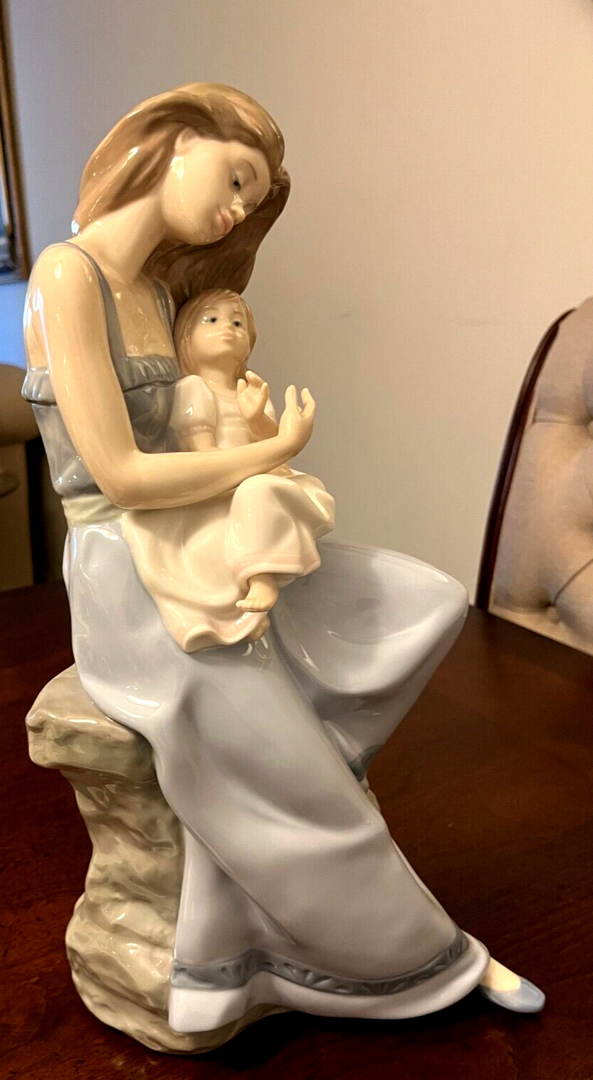 Lladro Nao My Little Girl 1297 Blonde Mother Holding Child  Figurine 15\