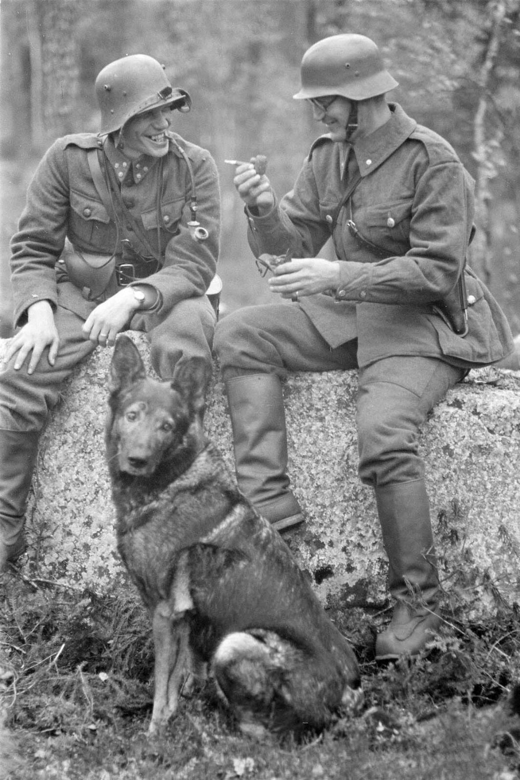 Two German soldiers compare whose pipe long WW2 Photo Glossy 4*6 in S030 Two German soldiers compare whose pipe long WW2 Photo Glossy 4*6 in S030