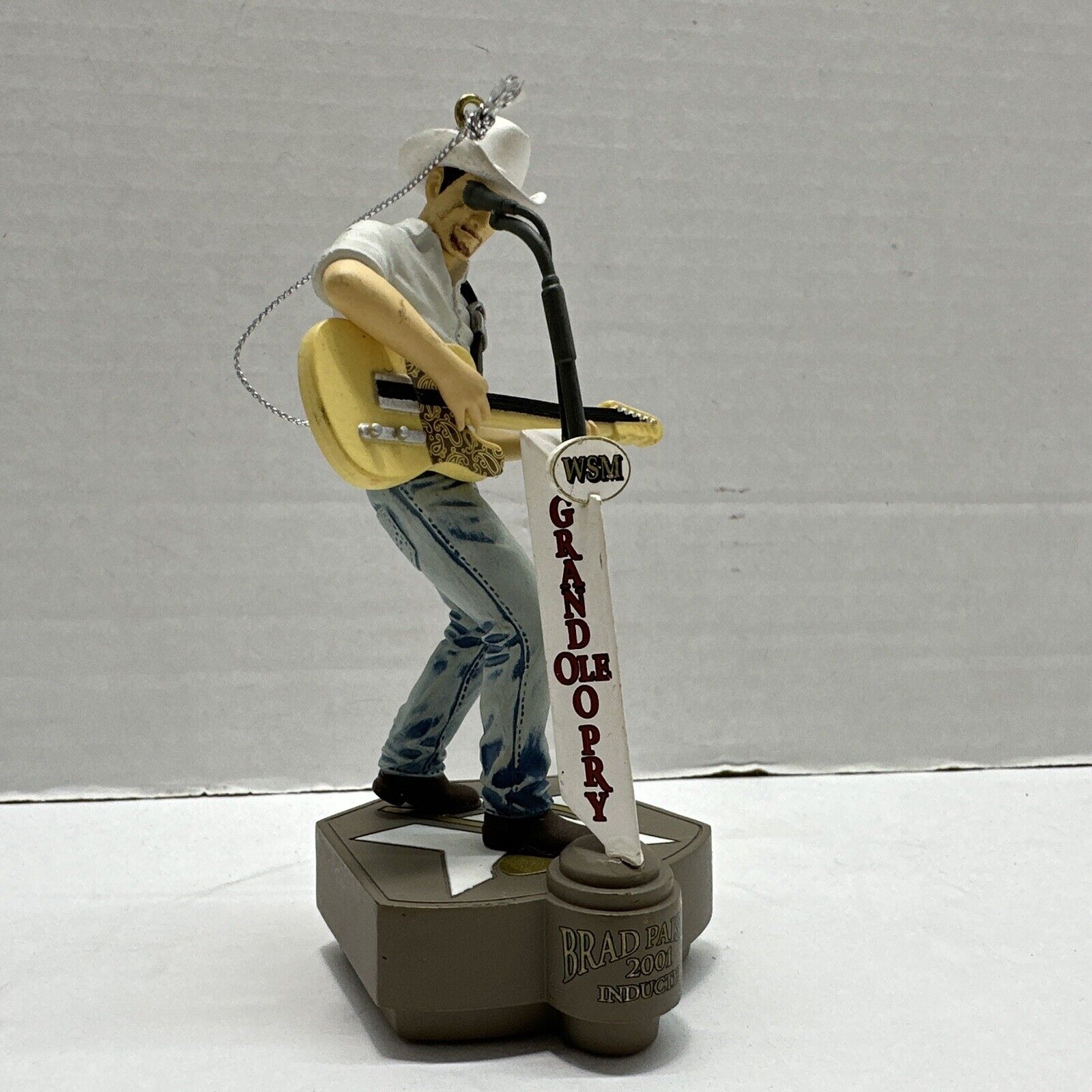 2010 GRAND OLE OPRY BRAD PAISLEY ORNAMENT MUSICAL HEIRLOOM COLLECTION