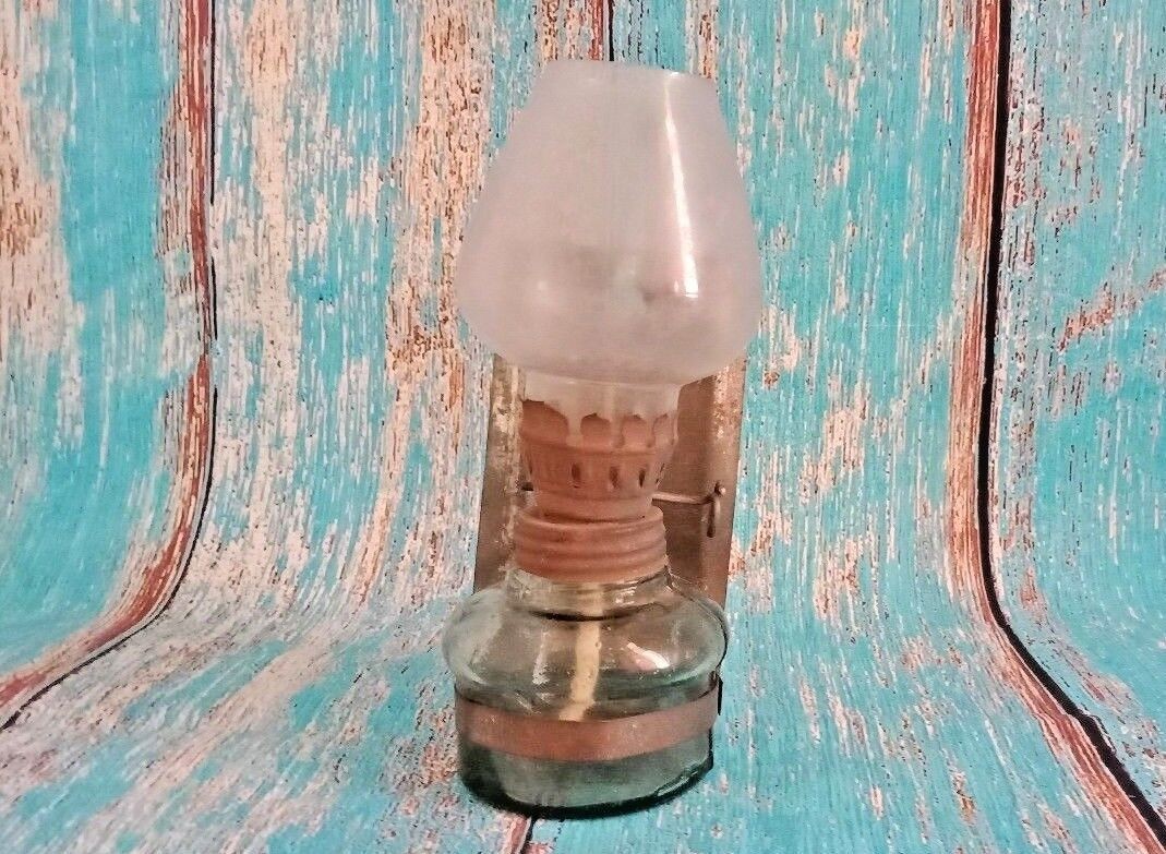 Vintage Made-in-India Kerosene Lantern: Rustic Metal Camping Light Collectible Vintage Made-in-India Kerosene Lantern: Rustic Metal Camping Light Collectible