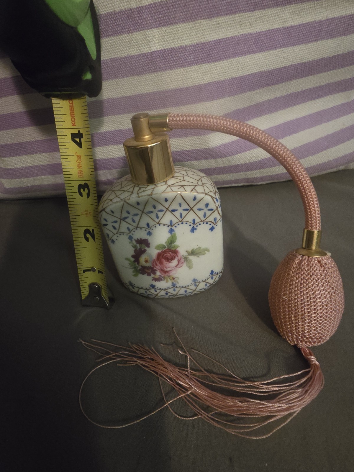 Vintage Royal Paris Perfume Atomizer Peint a La Main Vintage Royal Paris Perfume Atomizer Peint a La Main