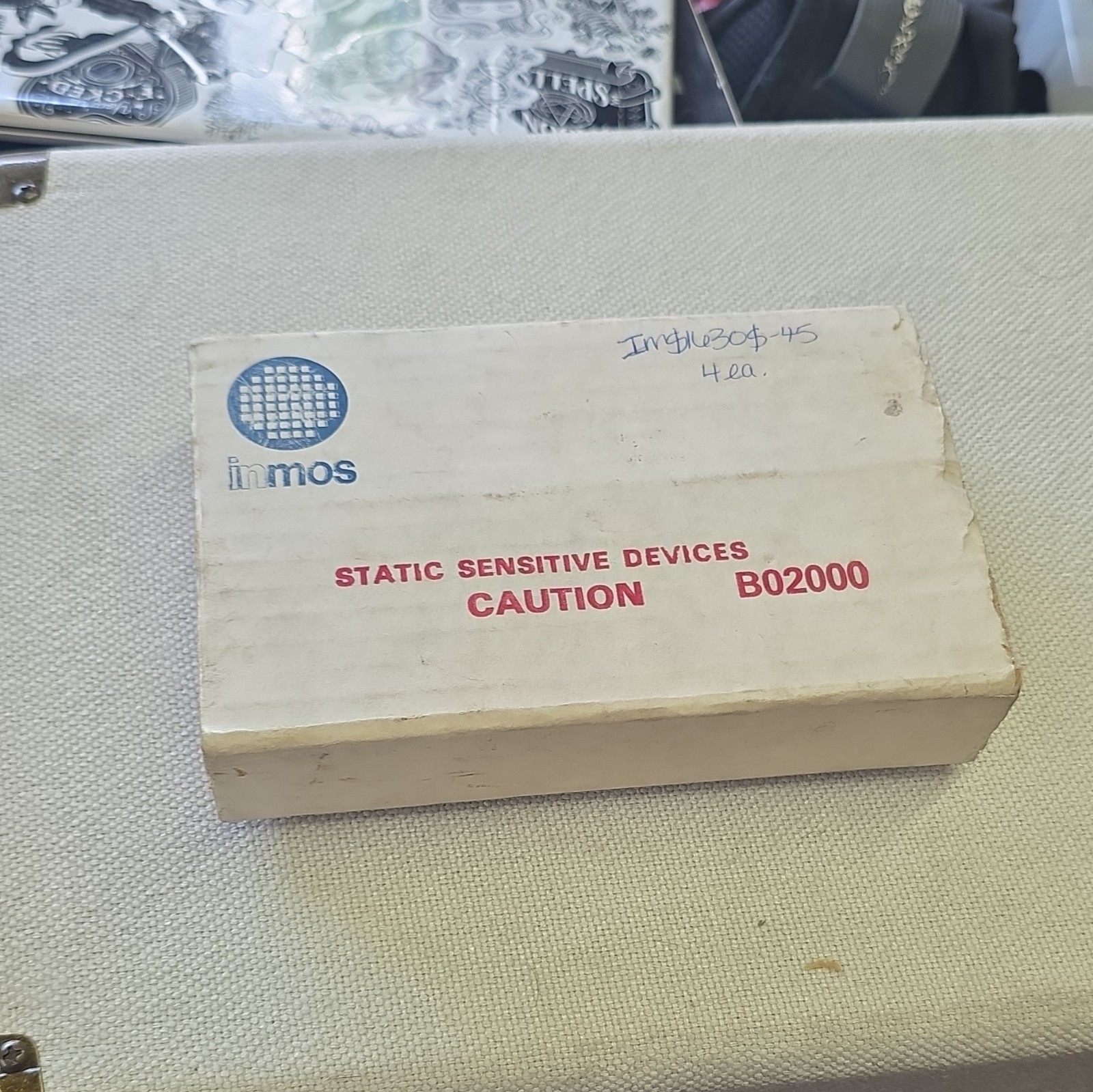 Vintage INMOS IMS1630S-45 Gold Top SRAM ICs (Lot of 4 w/ Box) AMD UV EPROMs Lot Vintage INMOS IMS1630S-45 Gold Top SRAM ICs (Lot of 4 w/ Box) AMD UV EPROMs Lot