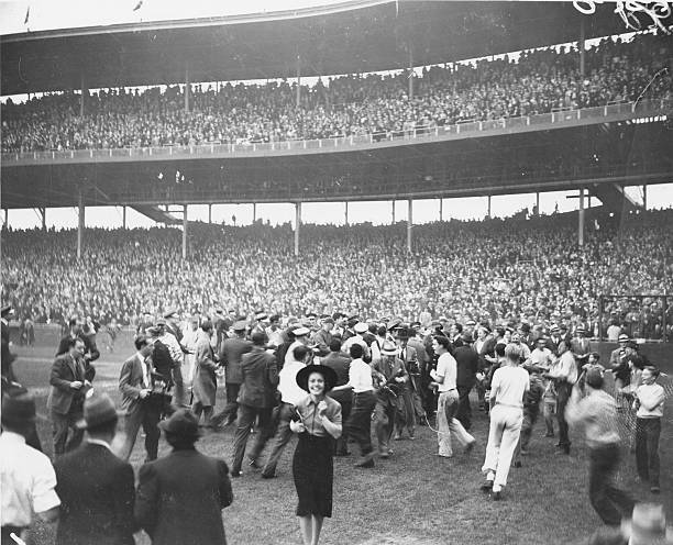 Crowd Of Fans Reporters Ushers And Players Escorting Chicago Cubs - Old Photo
