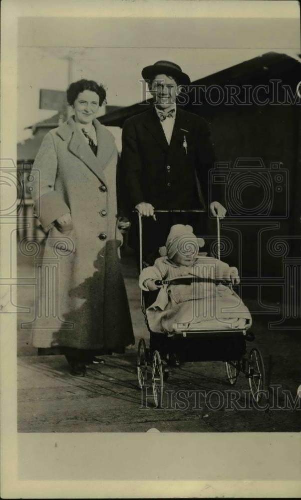 1923 Press Photo Boxer Johnny Kilbane with wife & daughter out for a stroll 1923 Press Photo Boxer Johnny Kilbane with wife & daughter out for a stroll