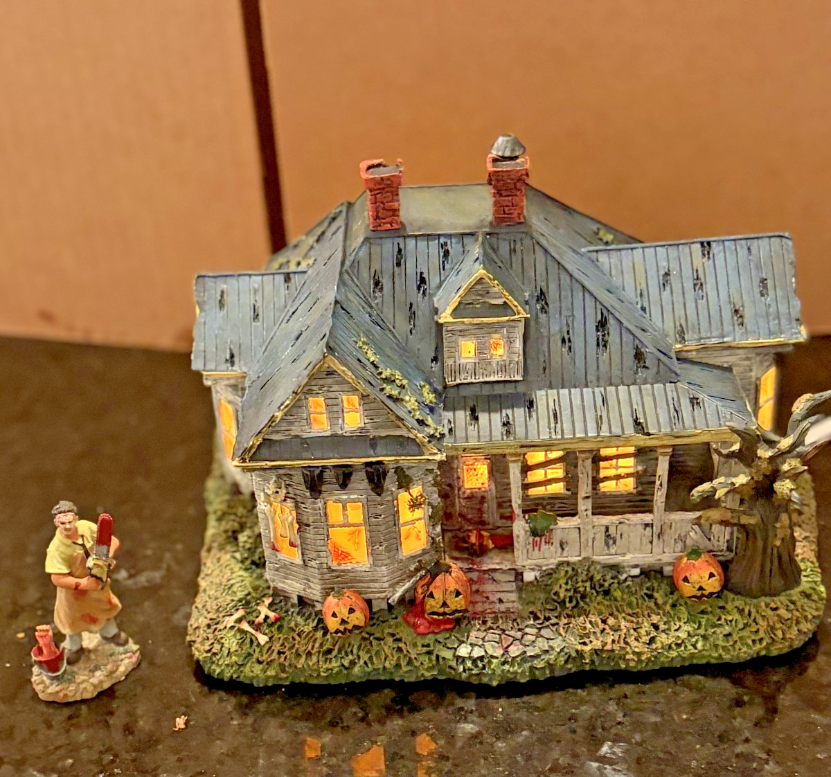 Hawthorne Village Texas Chainsaw Massacre Hewitt House + Leatherface Lighted 200 Hawthorne Village Texas Chainsaw Massacre Hewitt House + Leatherface Lighted 200