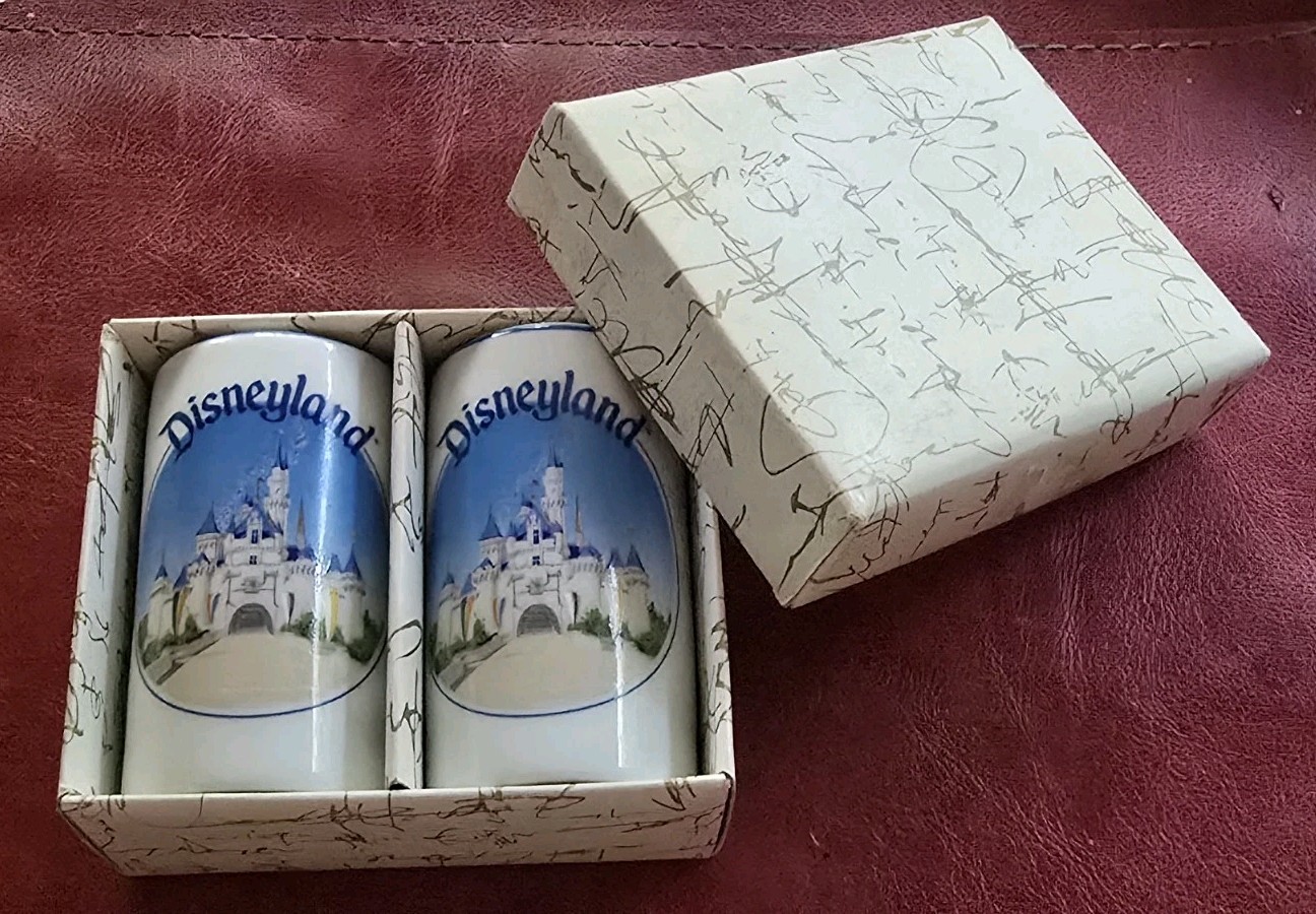 New Disneyland Salt and Pepper Shaker Castle Japan 2 1/4 inches tall Sweet New Disneyland Salt and Pepper Shaker Castle Japan 2 1/4 inches tall Sweet
