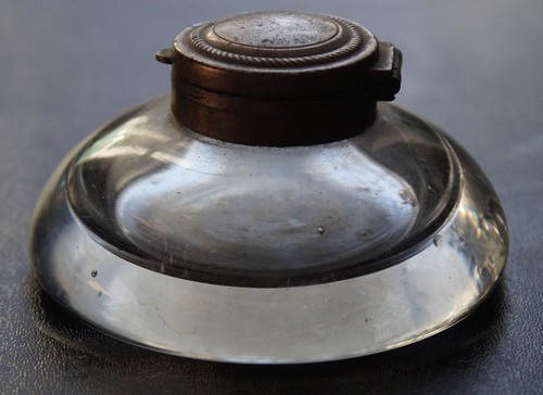ANTIQUE SOLID GLASS SAUCER SHAPED AMERICAN INK BOTTLE WITH ORIGINAL SWIVEL CAP ANTIQUE SOLID GLASS SAUCER SHAPED AMERICAN INK BOTTLE WITH ORIGINAL SWIVEL CAP