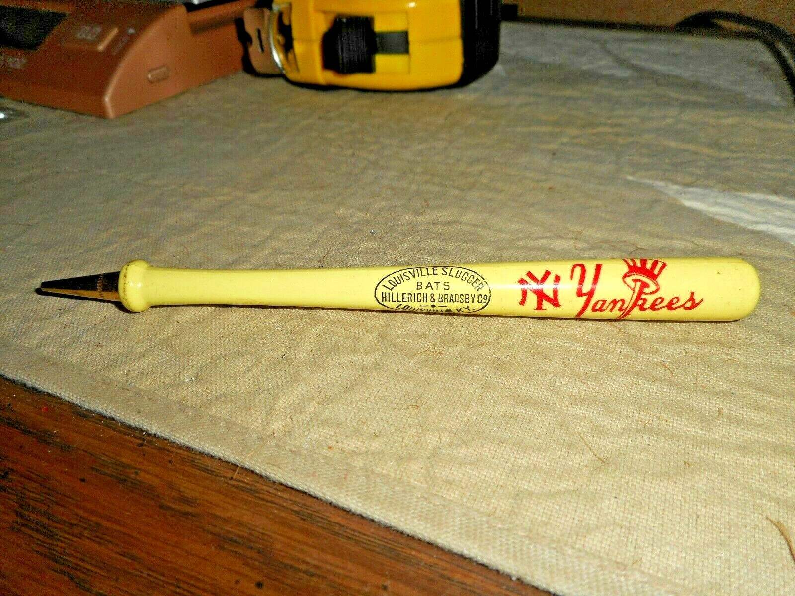 NY Yankees Vintage Pencil Hillerich & Bradsby Co Louisville Ky Yellow Bat GUC NY Yankees Vintage Pencil Hillerich & Bradsby Co Louisville Ky Yellow Bat GUC