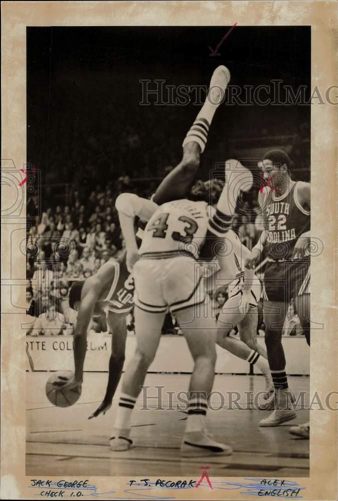 1974 Press Photo South Carolina's Nate Davis falls but still dribbles ball 1974 Press Photo South Carolina's Nate Davis falls but still dribbles ball