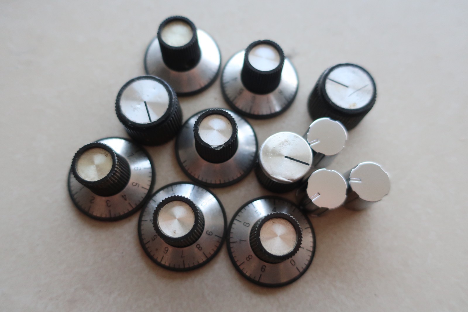 Black Silver Plastic Skirted Knobs 1.25" for Guitar Amp Radio Vintage Hi-Fi 12pc Black Silver Plastic Skirted Knobs 1.25" for Guitar Amp Radio Vintage Hi-Fi 12pc