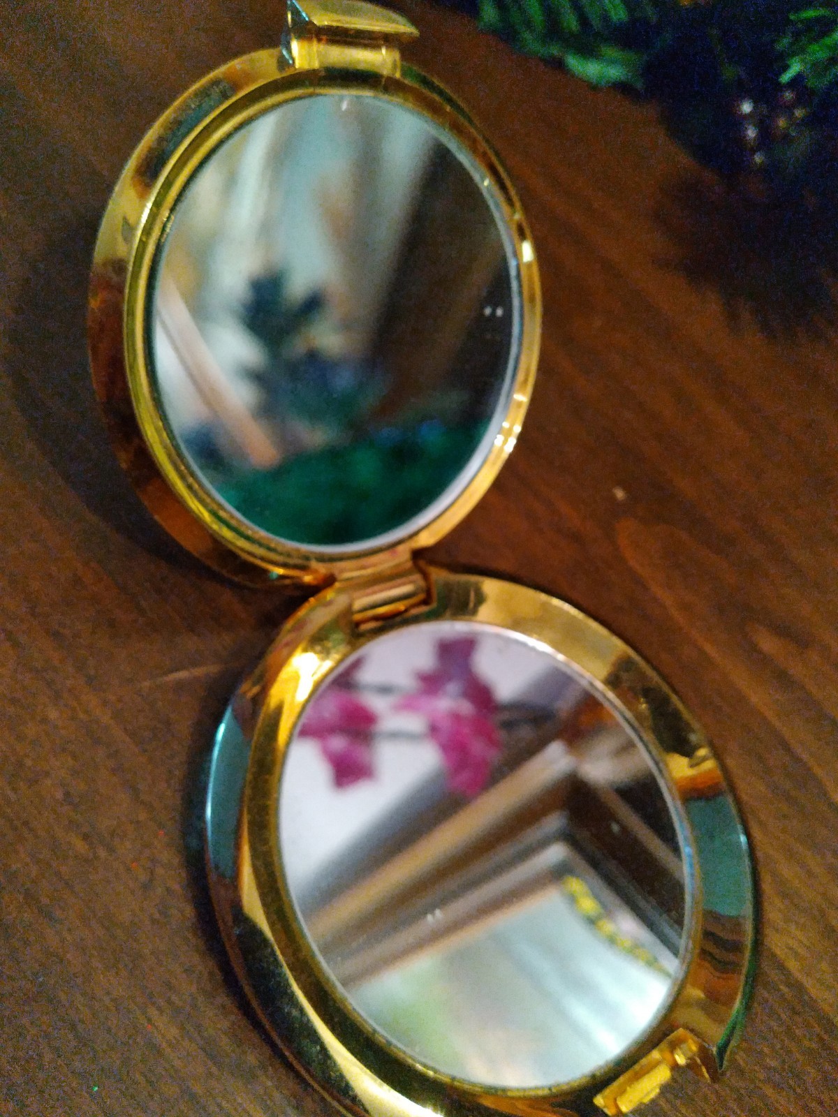 Vintage gold-toned double-sided compact mirror Vintage gold-toned double-sided compact mirror