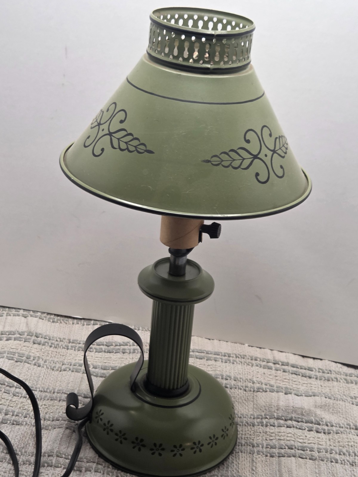 Tole Table Lamp Green Metal Lamp Vintage Toleware Lamp As is see pictures Tole Table Lamp Green Metal Lamp Vintage Toleware Lamp As is see pictures