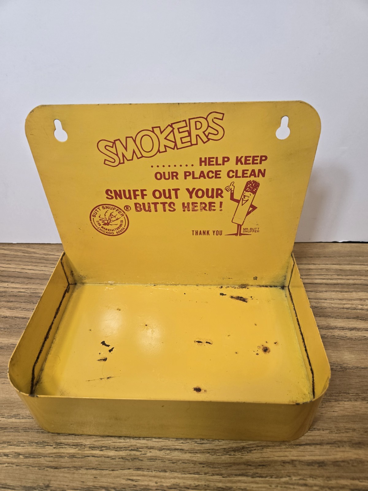Mr Butt Snuffer Vintage Ashtray yellow. Mr Butt Snuffer Vintage Ashtray yellow.
