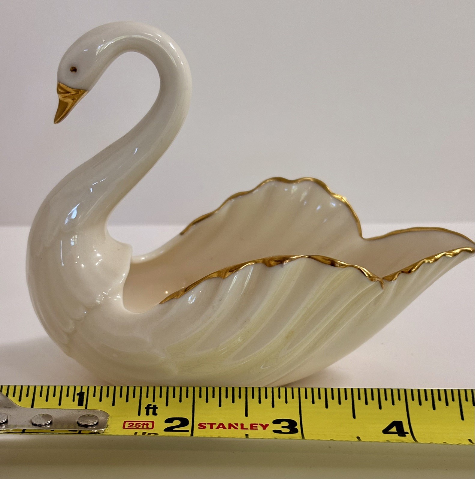 Lenox Swan Figurine 3" Porcelain 24K Gold Beak Wedding Cake Topper Place Card. Lenox Swan Figurine 3" Porcelain 24K Gold Beak Wedding Cake Topper Place Card.