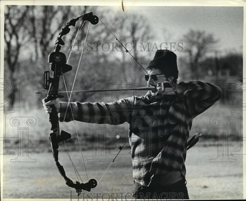 1981 Press Photo Dennis Belland, Archer, in Warnimont Park, Cudahy, Wisconsin