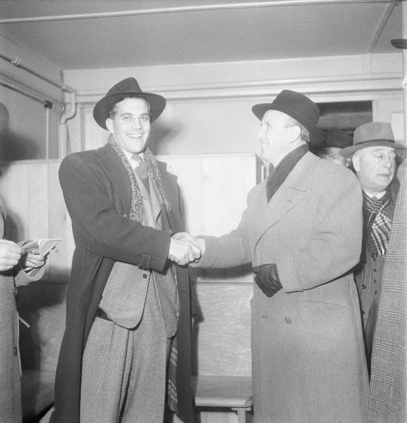 Gunnar Nordahl is welcomed in Zurich by FC Milan s sporting dir- 1949 Old Photo Gunnar Nordahl is welcomed in Zurich by FC Milan s sporting dir- 1949 Old Photo