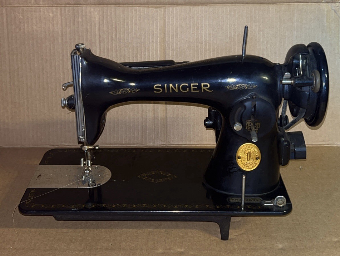 Vintage Singer Model 15. AH378601 - January,1948 Vintage Singer Model 15. AH378601 - January,1948