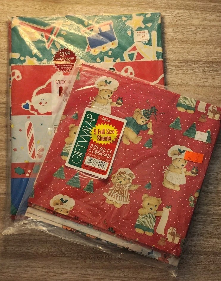 Vintage Christmas Wrapping Paper Cleo 50 Sq Ft / Artfaire 37.5 Sq.Ft. KayBee Tag Vintage Christmas Wrapping Paper Cleo 50 Sq Ft / Artfaire 37.5 Sq.Ft. KayBee Tag