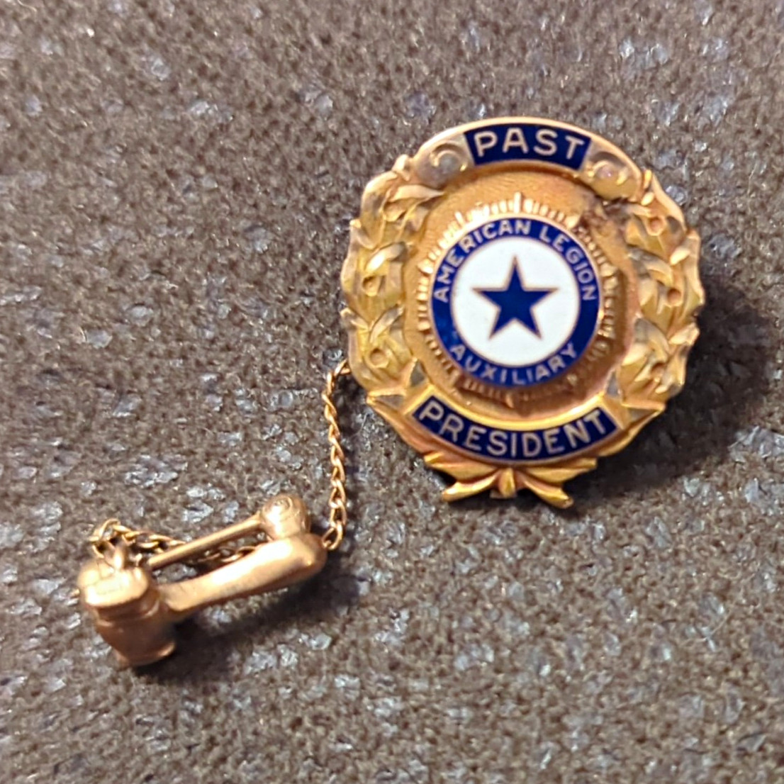 American Legion Auxiliary Past President Blue/White Enamel Lapel Pin w/ Chain American Legion Auxiliary Past President Blue/White Enamel Lapel Pin w/ Chain