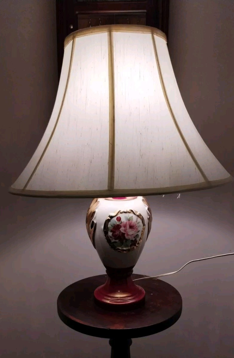 Beautiful Vintage Victorian Porcelain Table Lamp 13 Inch In Great Condition Beautiful Vintage Victorian Porcelain Table Lamp 13 Inch In Great Condition