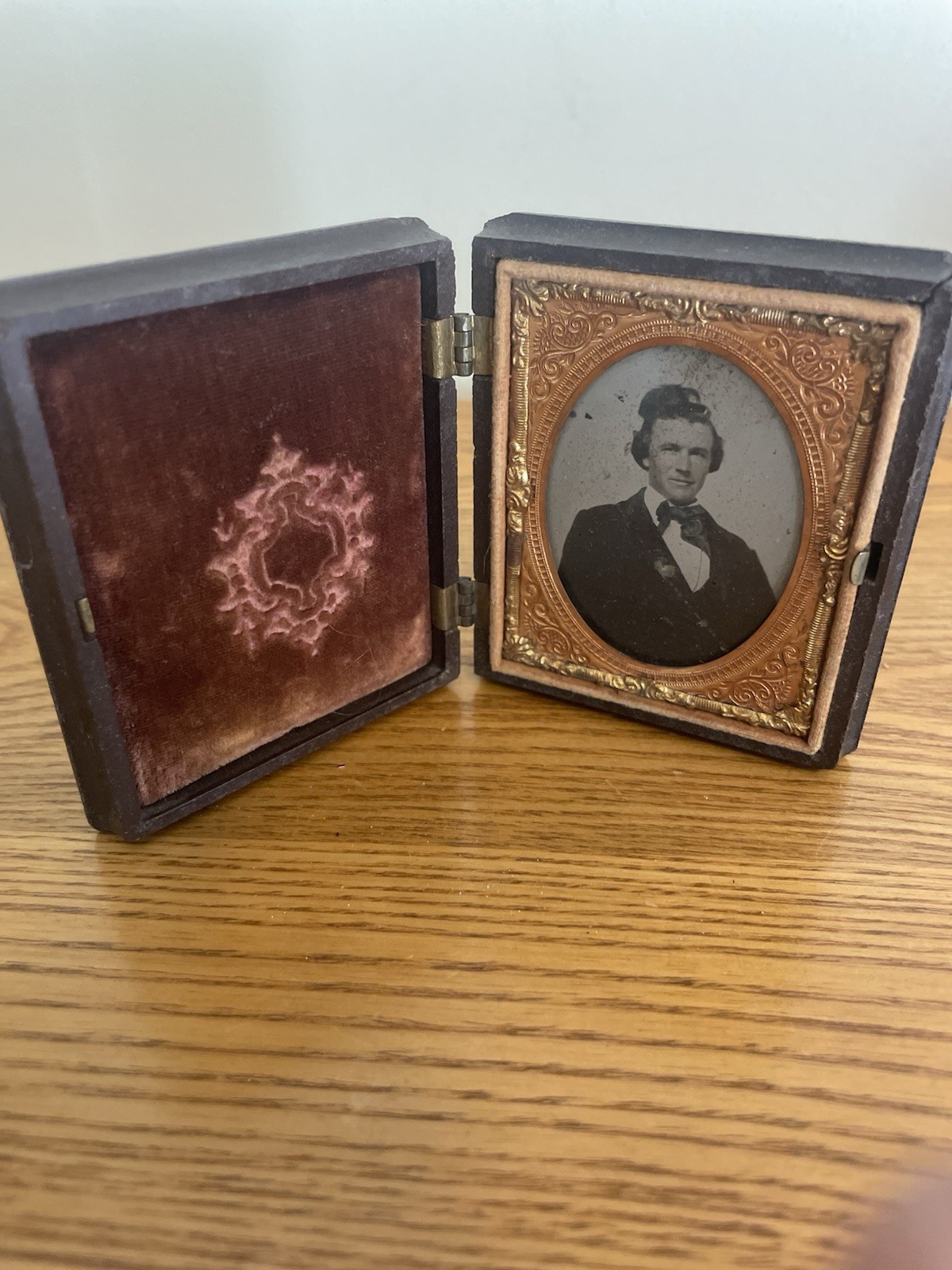 Antique Tin Type Daguerreotype Ambrotype Photo Man with Bow Tie Leather Case Antique Tin Type Daguerreotype Ambrotype Photo Man with Bow Tie Leather Case
