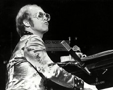 ELTON JOHN LEGENDARY SINGER SONGWRITER MUSICIAN - 8X10 PUBLICITY PHOTO (FB-998) picture