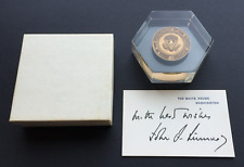 JOHN F KENNEDY -RARE PRESIDENTIAL SEAL PAPERWEIGHT & CARD- WHITE HOUSE-ISSUE picture